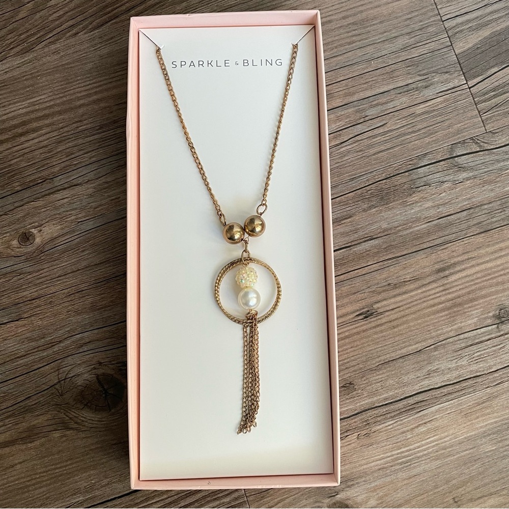 NWT! sparkle and bling gold necklace with pearl and jewels.